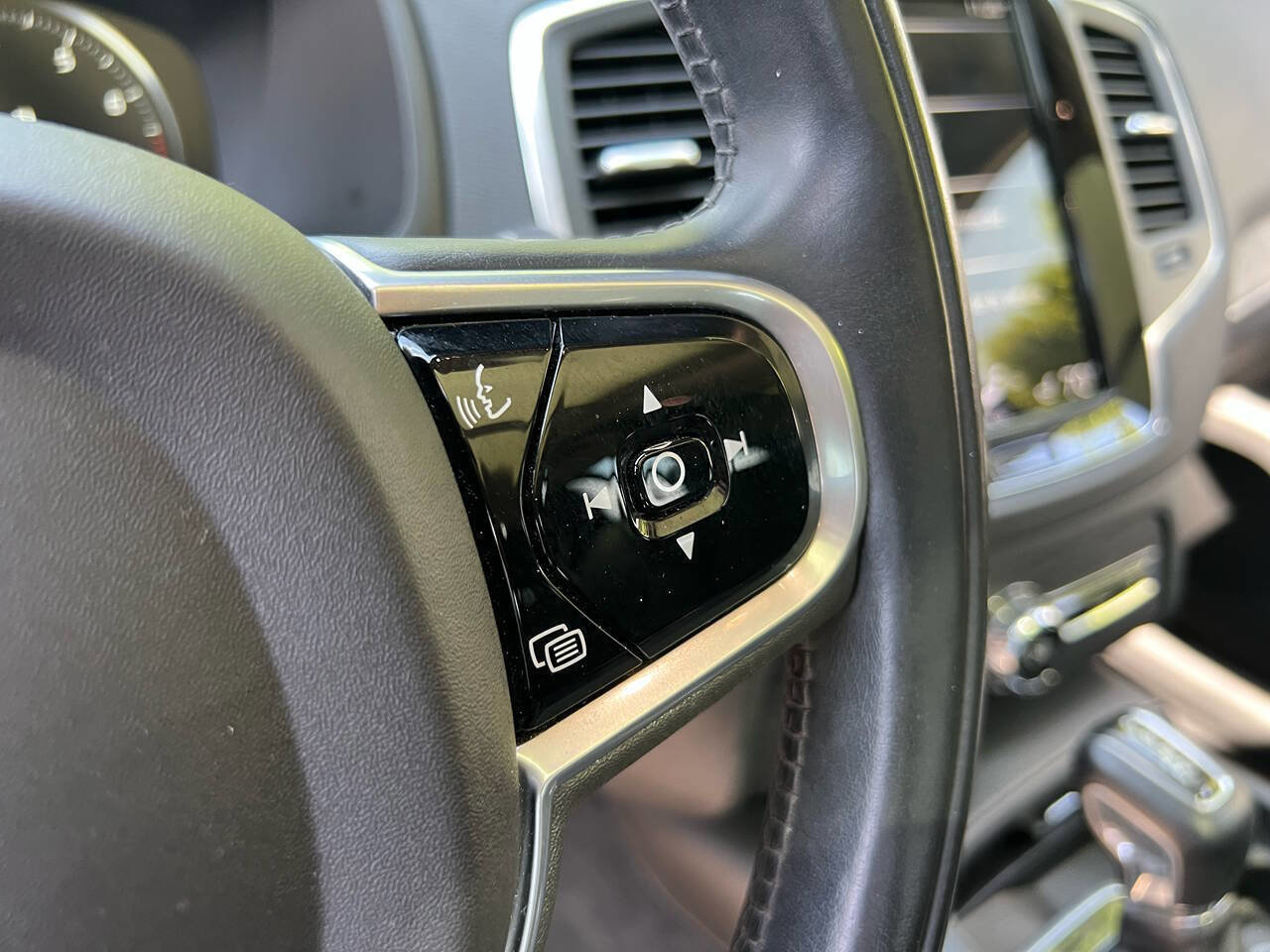 Used 2020 Volvo XC90 T5 Momentum w/ Protection Package Premier image 28