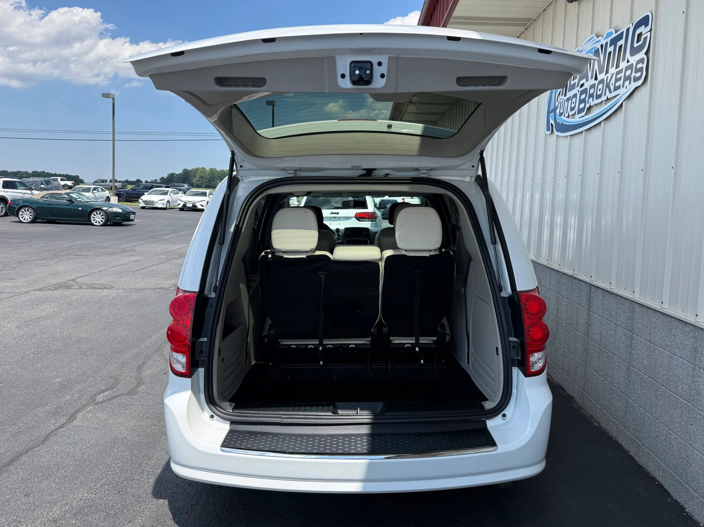 Used 2015 Dodge Grand Caravan SE w/ Quick Order Package 29E SE FWD image 4