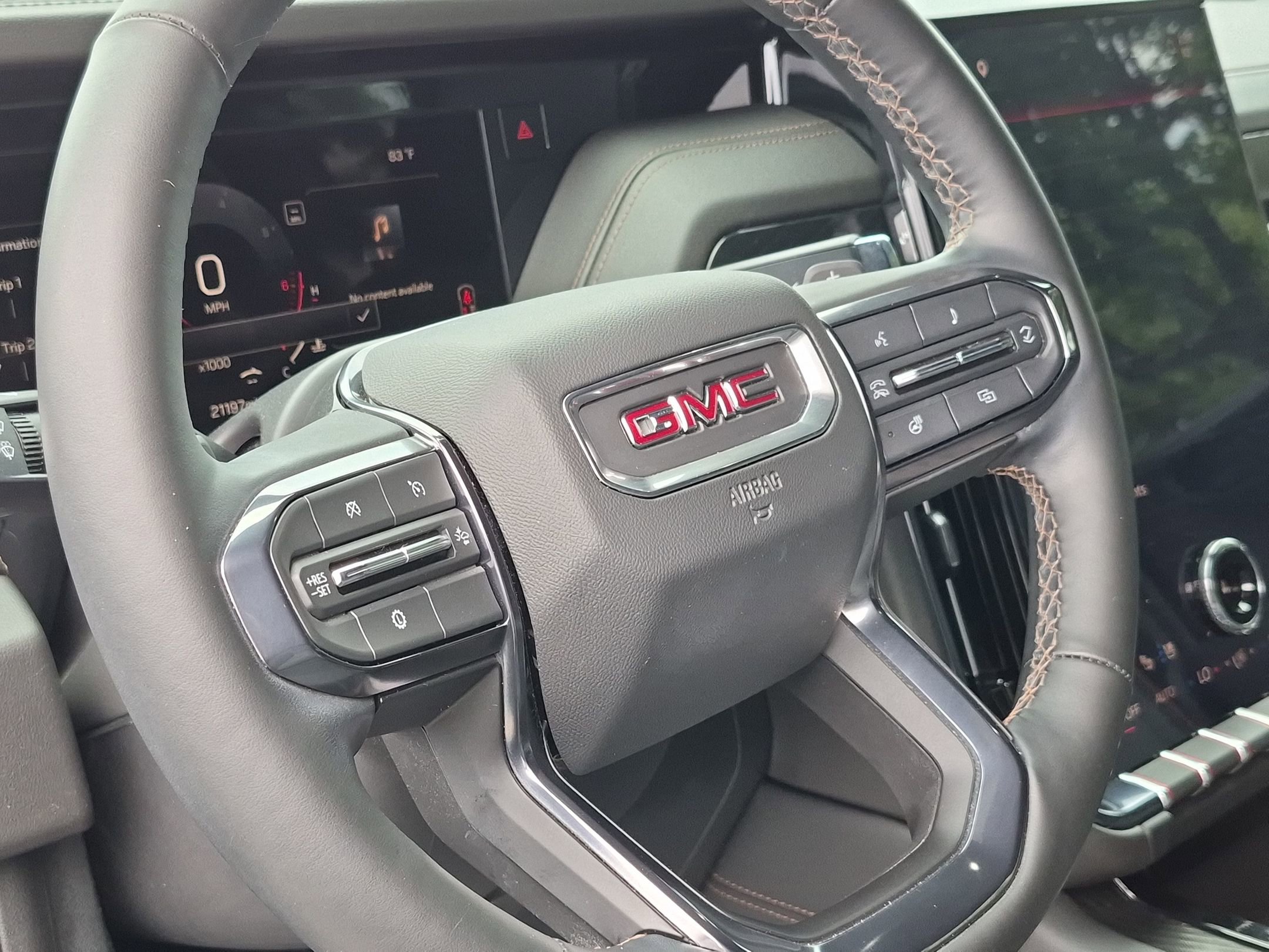 Used 2025 GMC Yukon XL AT4 w/ AT4 Premium Package AWD/4WD image 18
