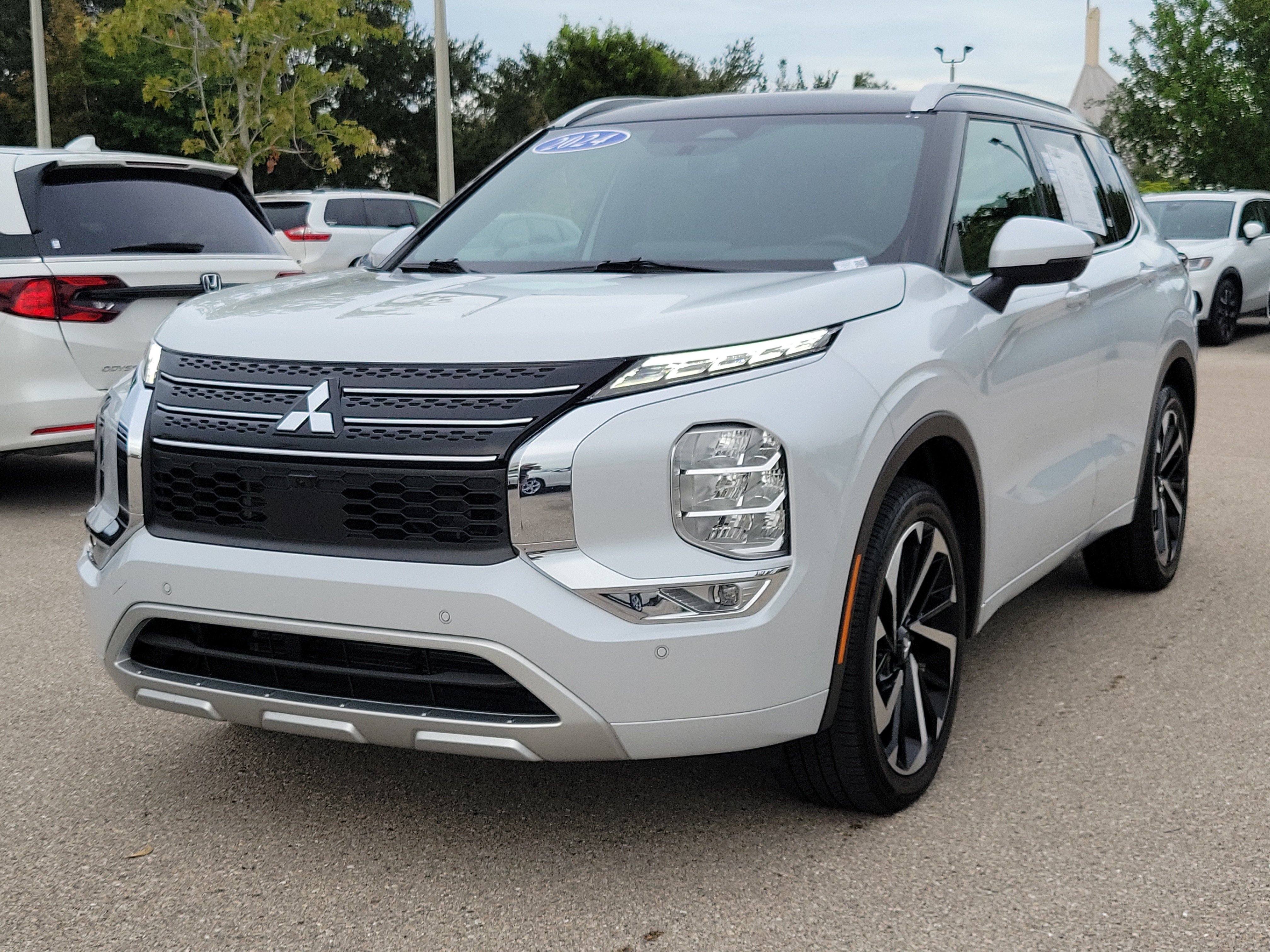 Used 2024 Mitsubishi Outlander SEL FWD image 3