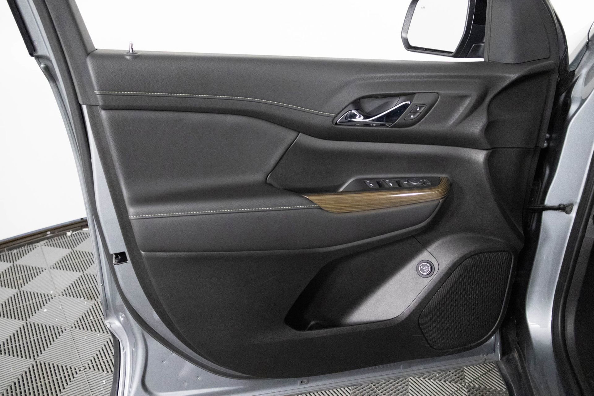 Certified 2023 GMC Acadia SLE w/ Driver Convenience Package image 34