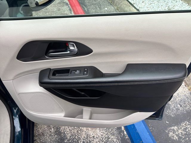 Used 2022 Chrysler Pacifica Touring-L FWD image 69
