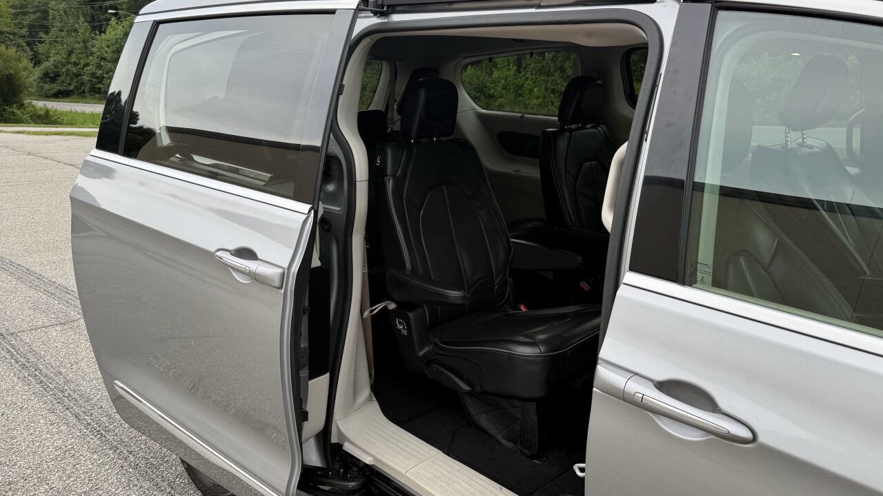 Used 2018 Chrysler Pacifica Limited image 16