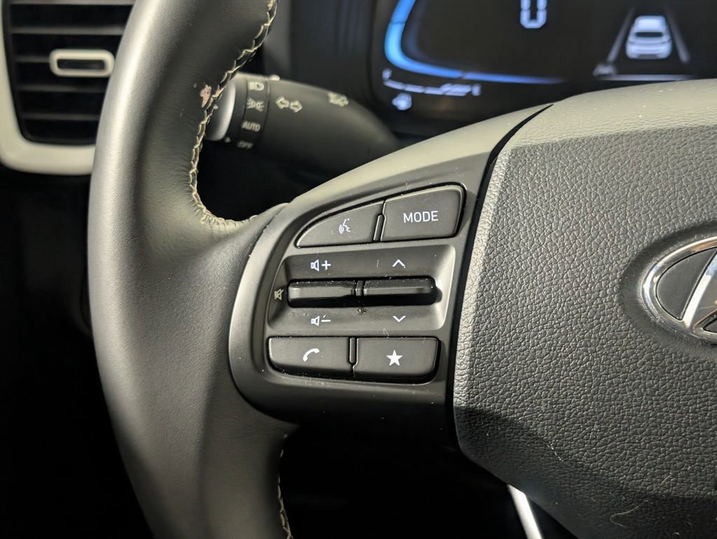Used 2024 Hyundai Venue Limited image 17