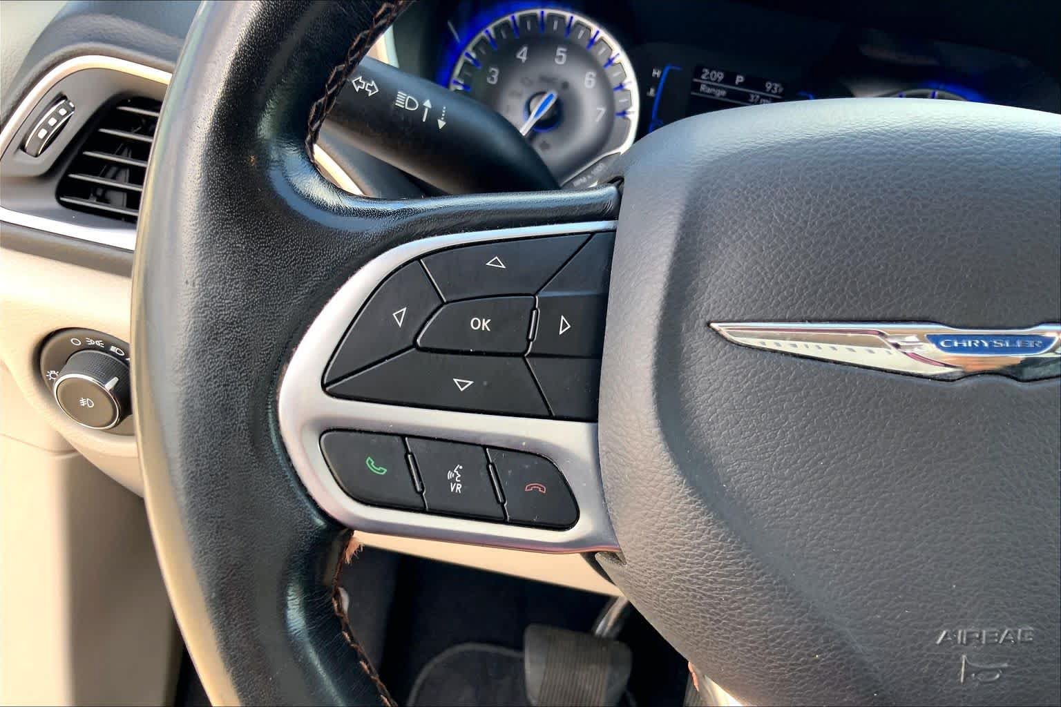 Used 2020 Chrysler Pacifica Touring-L FWD image 22