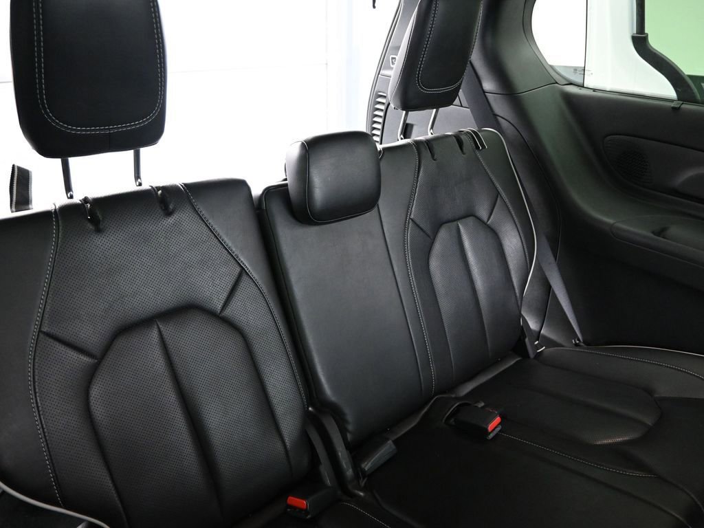 Used 2025 Chrysler Pacifica Limited image 26