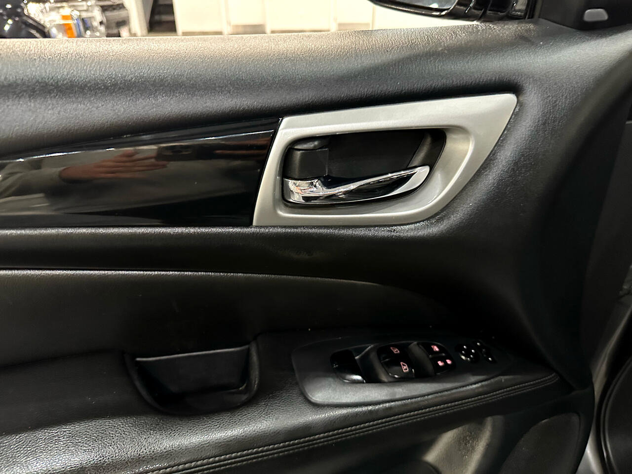 Used 2019 Nissan Pathfinder SV image 20