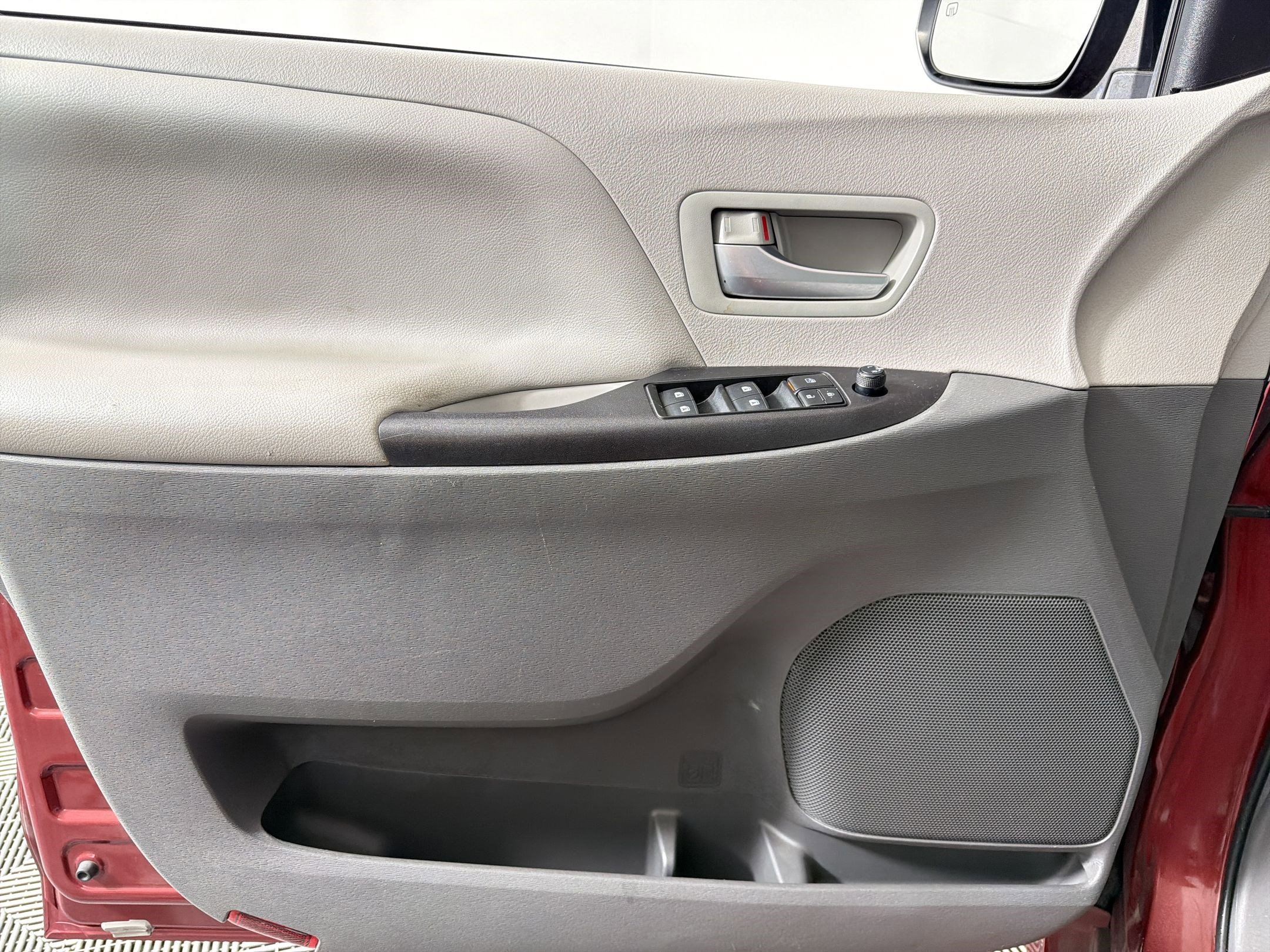 Used 2018 Toyota Sienna LE image 12