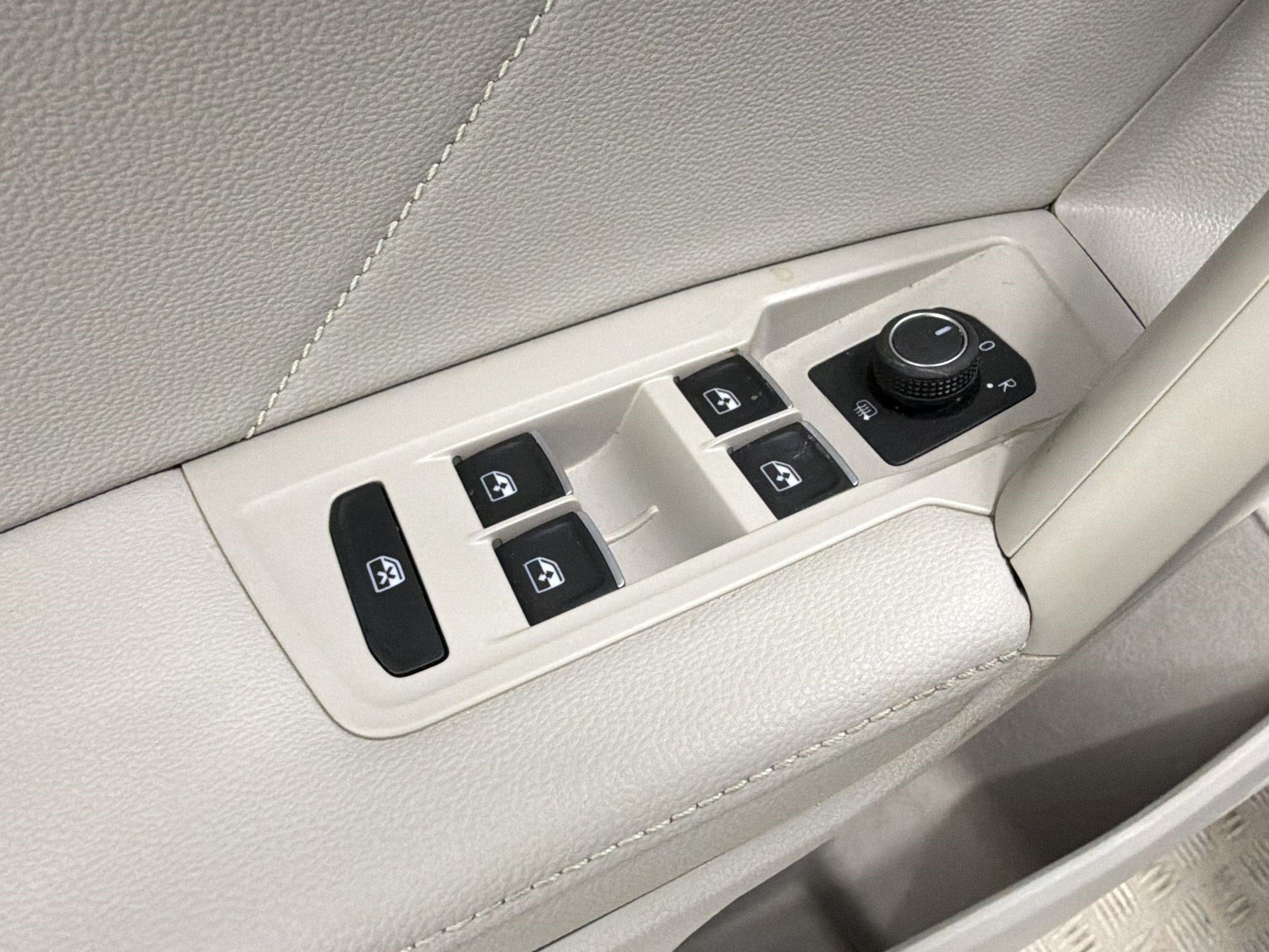 Used 2023 Volkswagen Tiguan SE FWD image 12