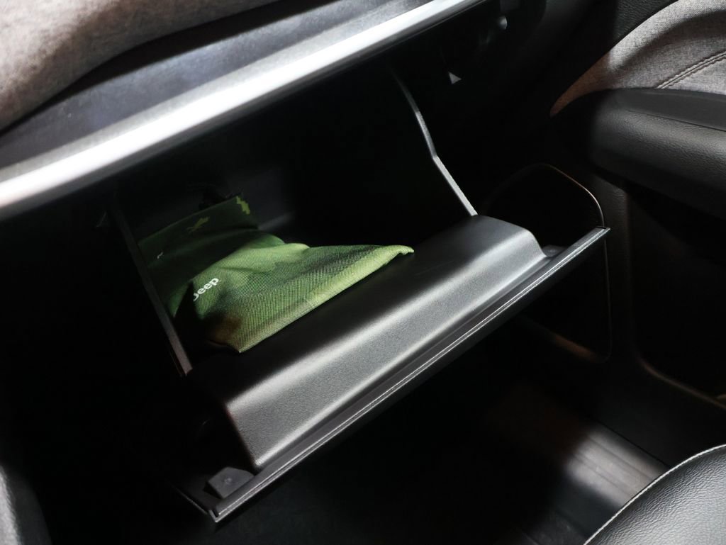 Used 2024 Jeep Compass Latitude image 34