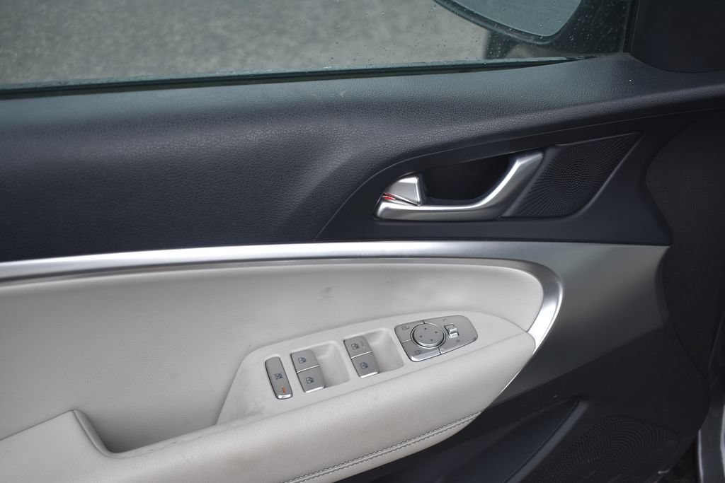 Used 2025 Genesis G70 2.5T AWD/4WD image 13