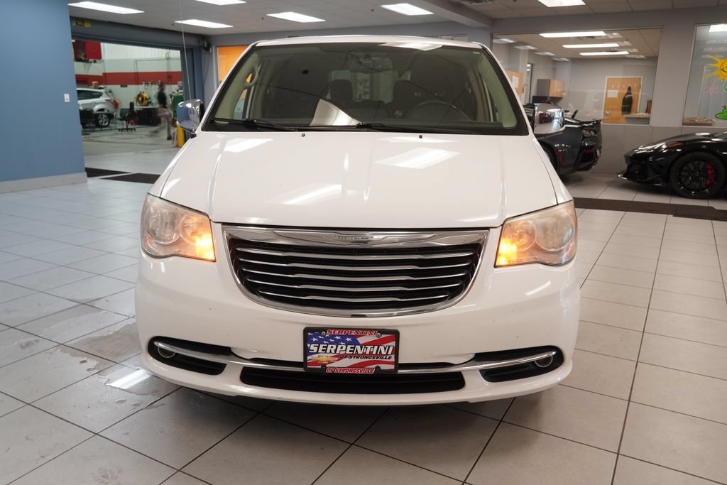 Used 2014 Chrysler Town & Country Touring-L FWD image 16