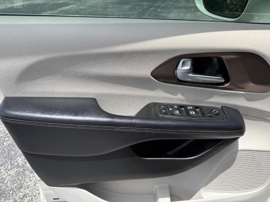 Used 2017 Chrysler Pacifica Touring-L FWD image 20