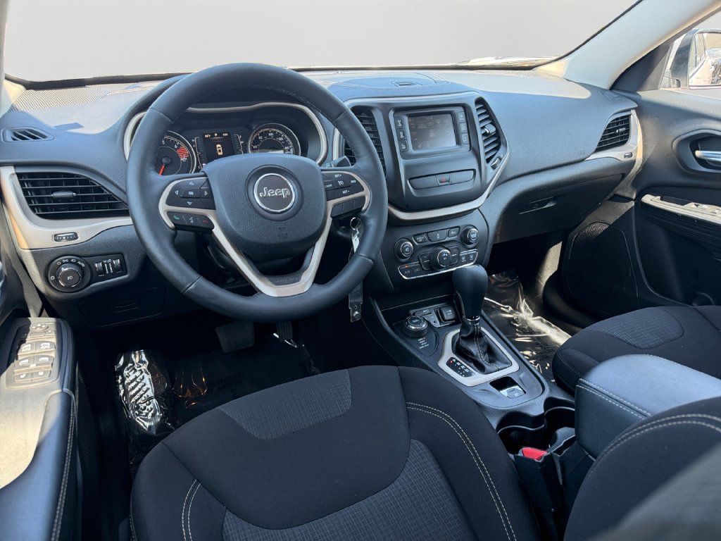 Used 2016 Jeep Cherokee Latitude w/ Cold Weather Group AWD/4WD image 12