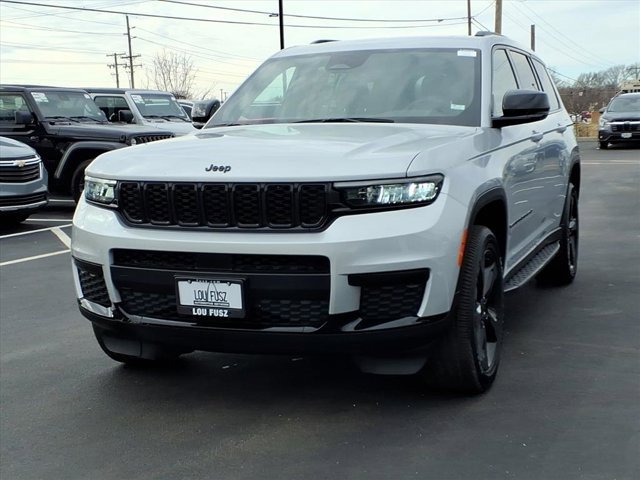 Used 2023 Jeep Grand Cherokee L Laredo image 2