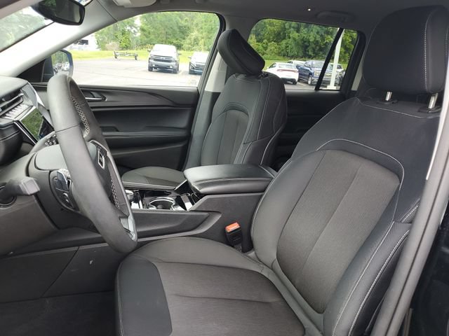Used 2023 Jeep Grand Cherokee Laredo w/ Luxury Tech Group I AWD/4WD image 5