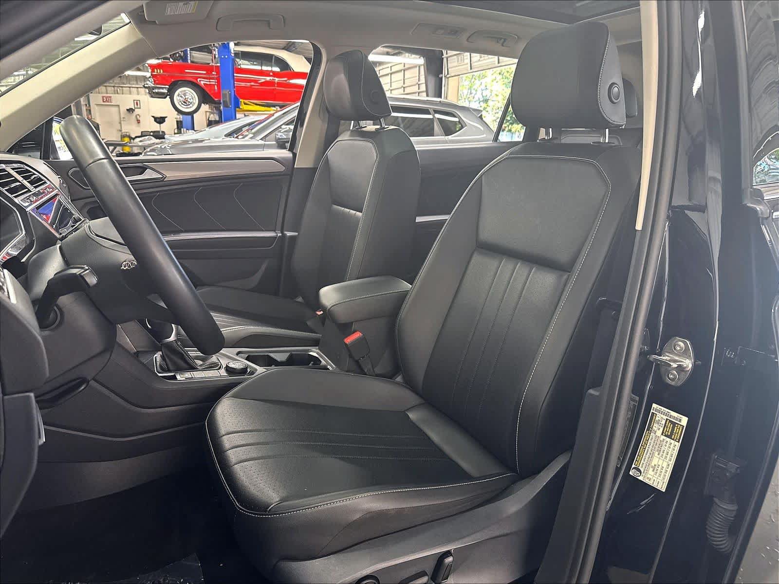 Used 2024 Volkswagen Tiguan SE w/ Panoramic Sunroof Package AWD/4WD image 24