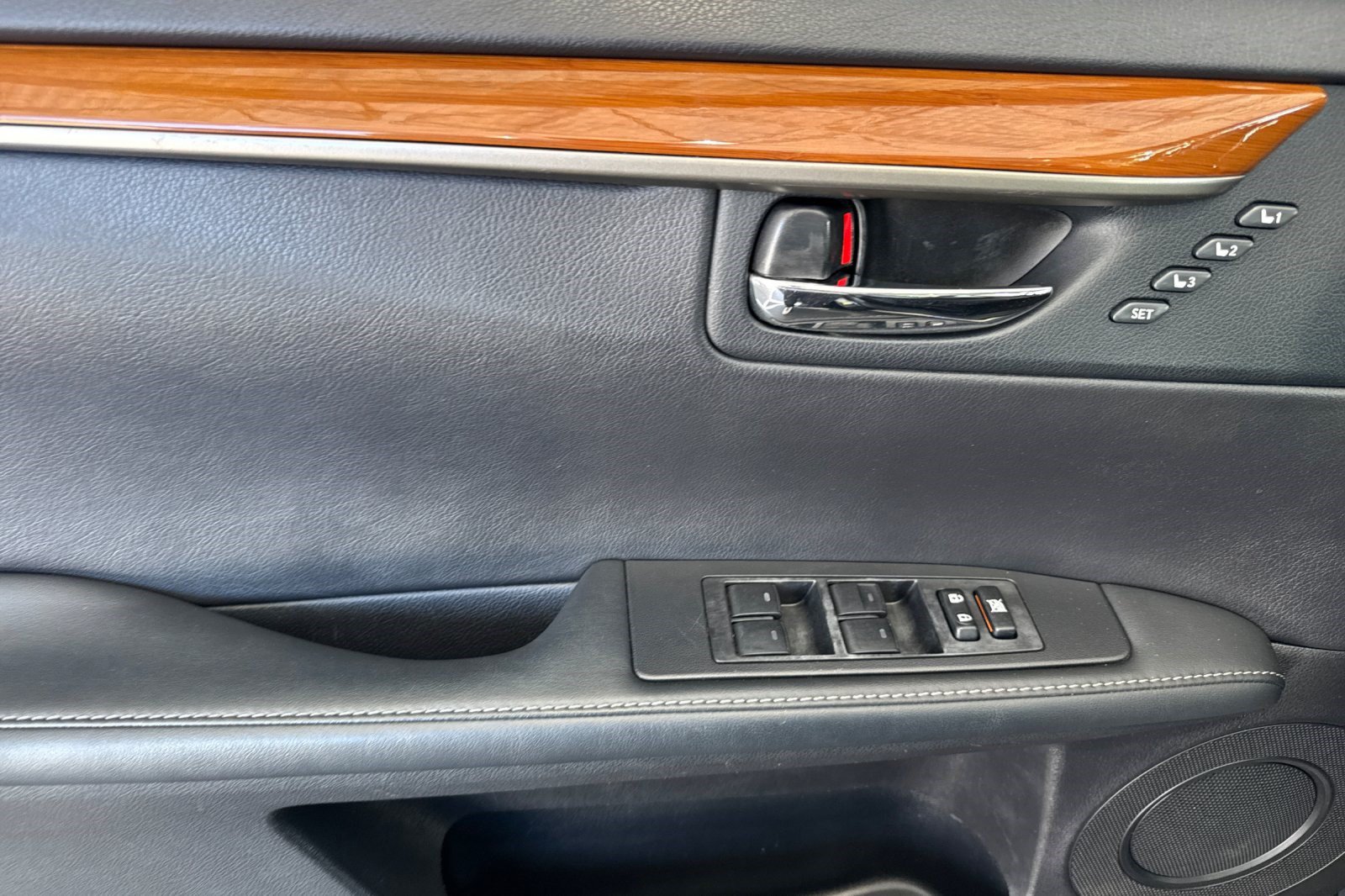 Used 2014 Lexus ES 300h w/ Luxury Package w/Bamboo Trim FWD image 12