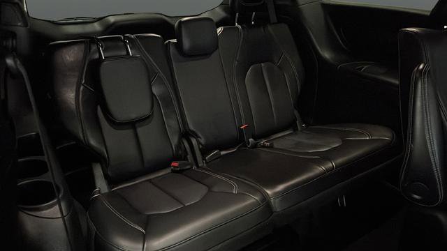 Used 2024 Chrysler Pacifica Select image 26