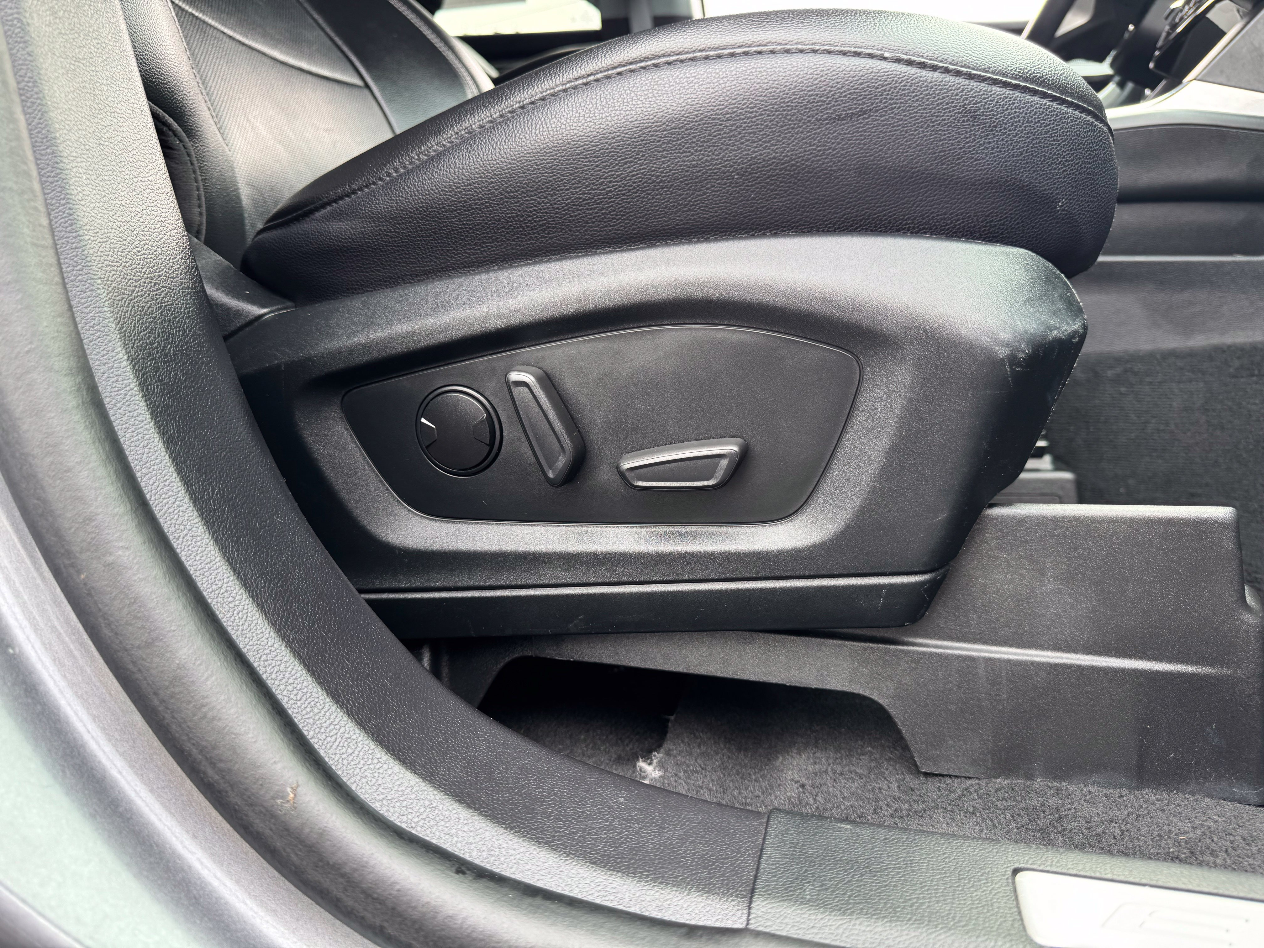 Used 2022 Ford Explorer Limited AWD/4WD image 52