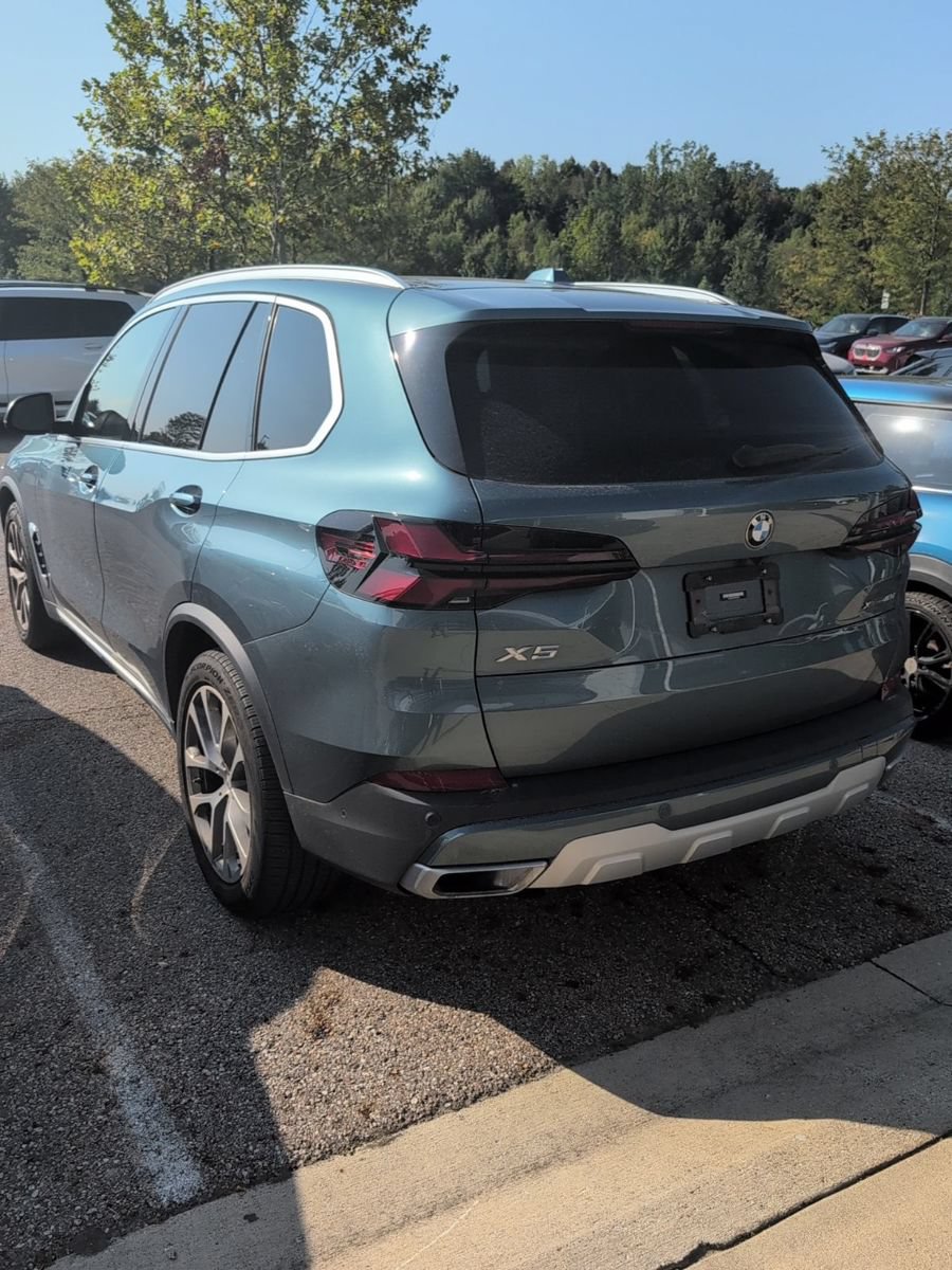 Used 2024 BMW X5 xDrive40i w/ Parking Assistance Package AWD/4WD image 2