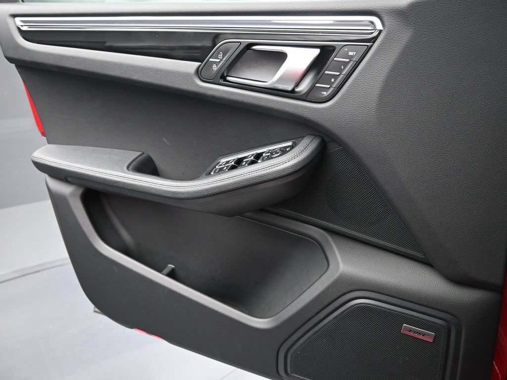 Certified 2025 Porsche Macan AWD/4WD image 26
