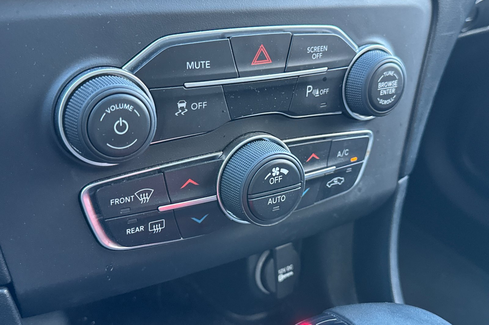 Used 2019 Dodge Charger SXT w/ Plus Group RWD image 31