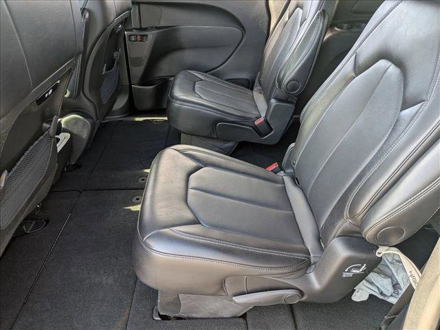 Used 2025 Chrysler Pacifica Select image 17