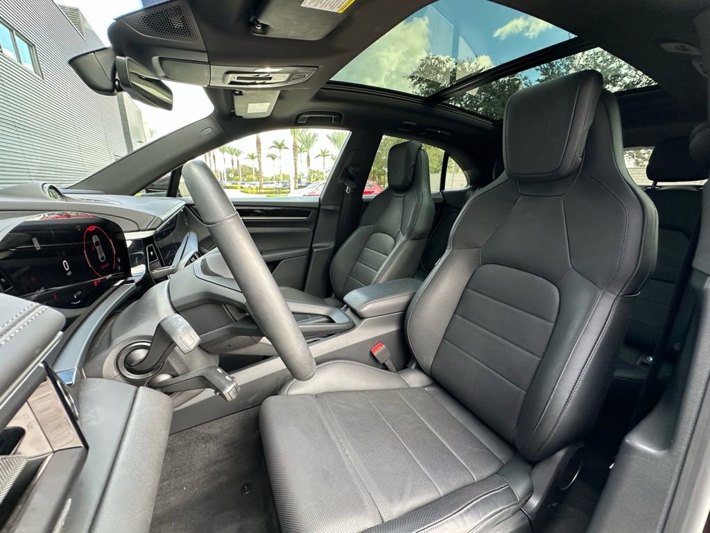 Certified 2025 Porsche Macan 4 Electric image 5