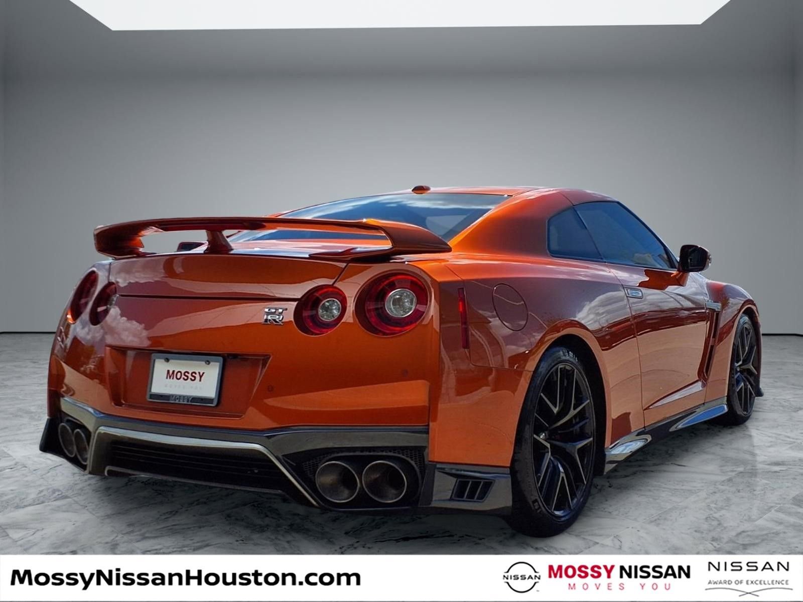 Used 2018 Nissan GT-R Premium w/ Premium Interior Package image 8