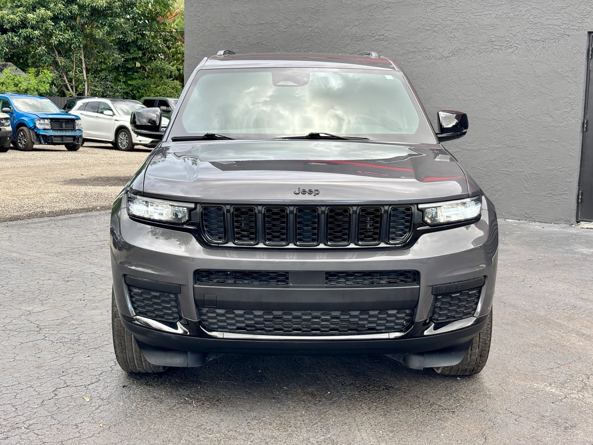 Used 2025 Jeep Grand Cherokee L Laredo RWD image 3