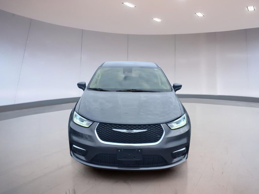 Used 2023 Chrysler Pacifica Touring-L image 8