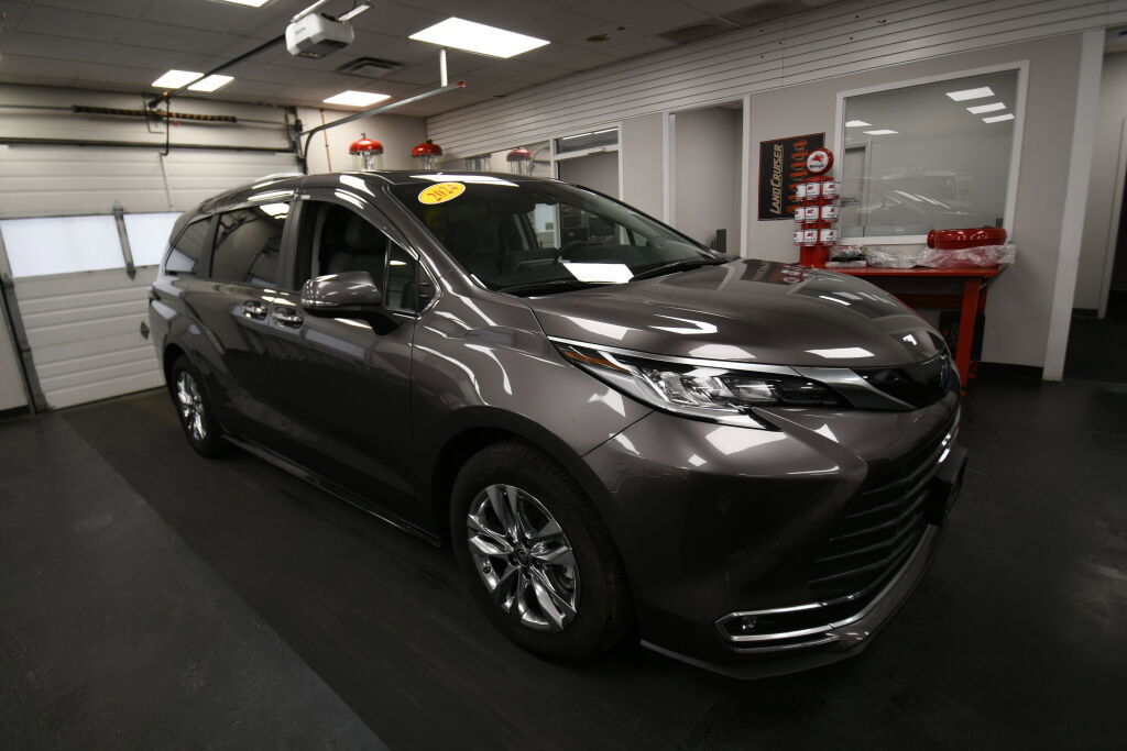 Used 2024 Toyota Sienna Limited image 2