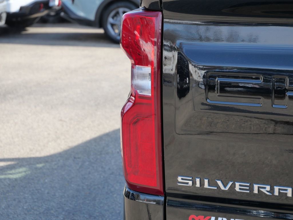 Used 2025 Chevrolet Silverado 1500 RST w/ Convenience Package II AWD/4WD image 9