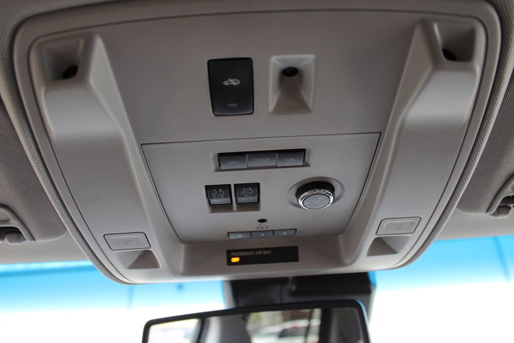 Used 2015 Cadillac Escalade Luxury AWD/4WD image 35