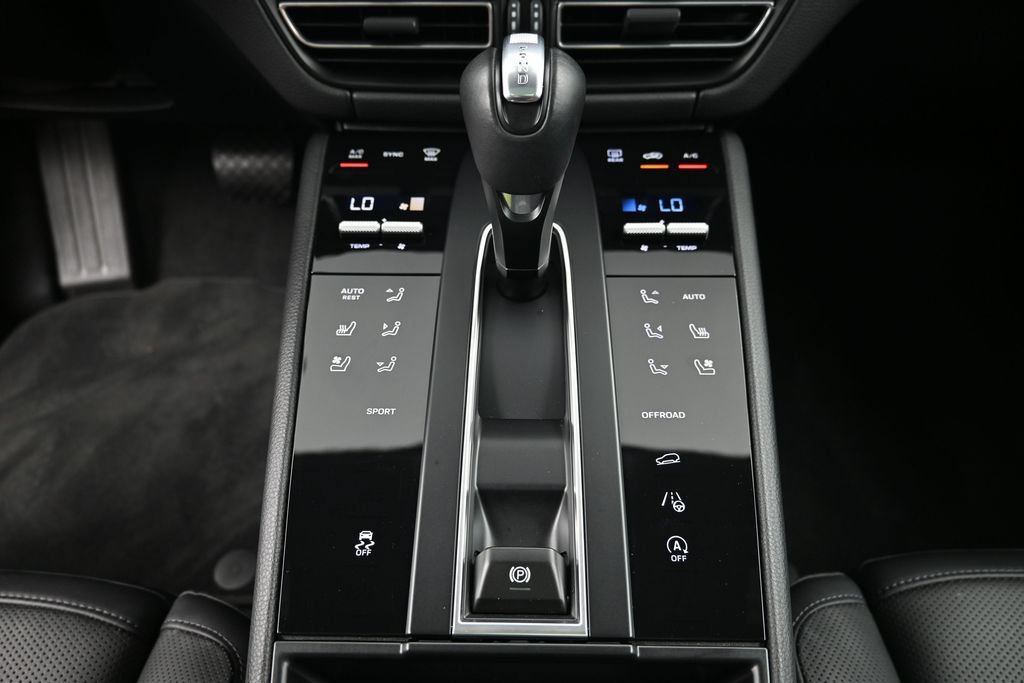 Certified 2025 Porsche Macan AWD/4WD image 18