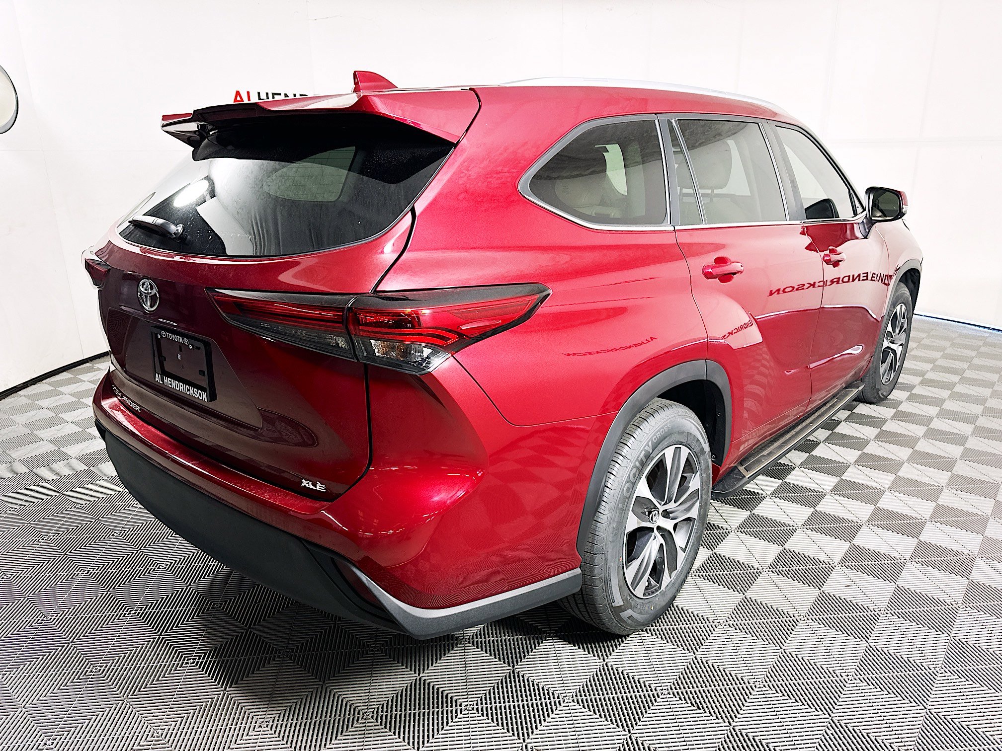 Used 2023 Toyota Highlander XLE image 3