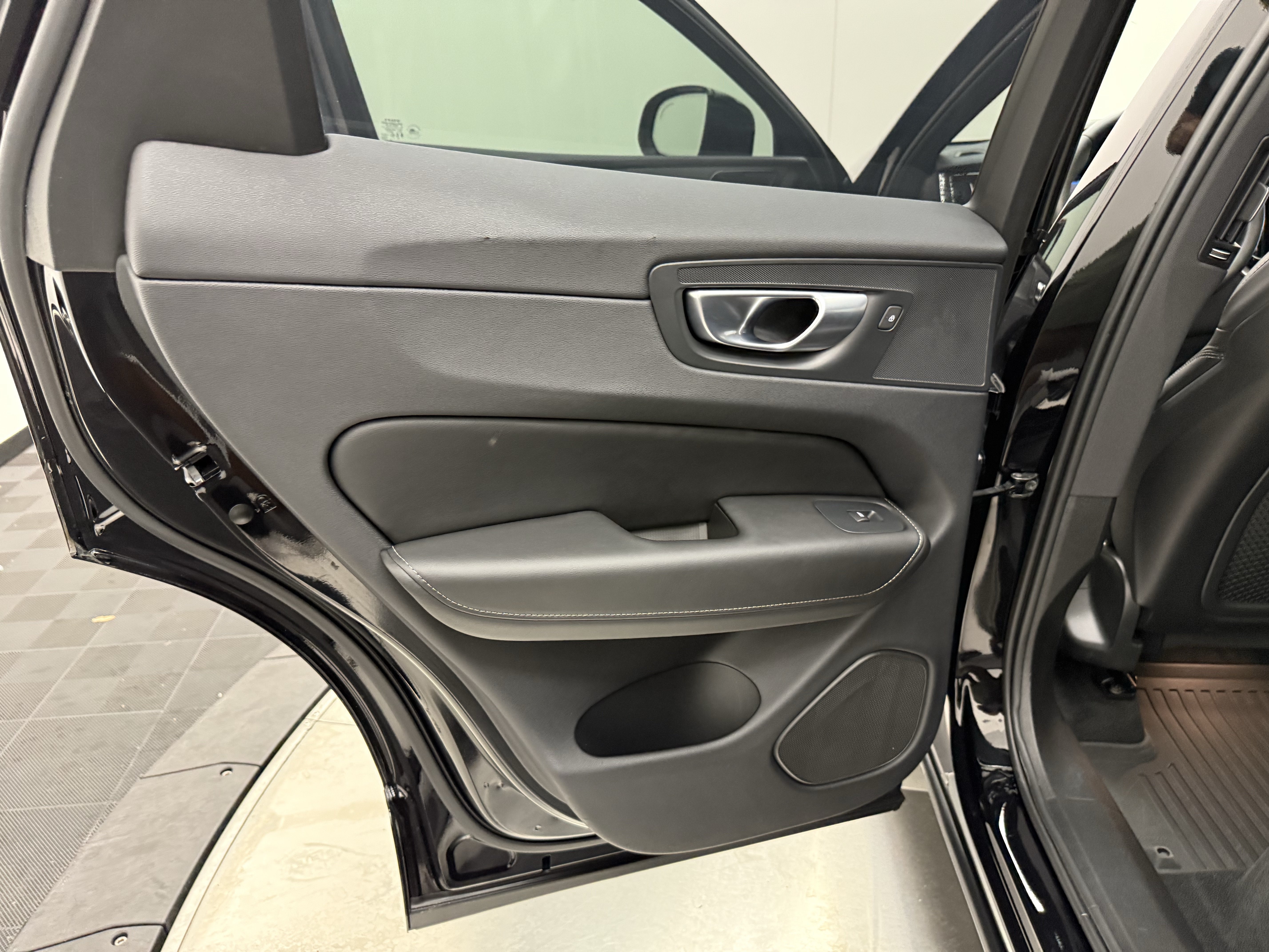 Certified 2024 Volvo XC60 T8 Ultimate w/ Protection Package Premier AWD/4WD image 21