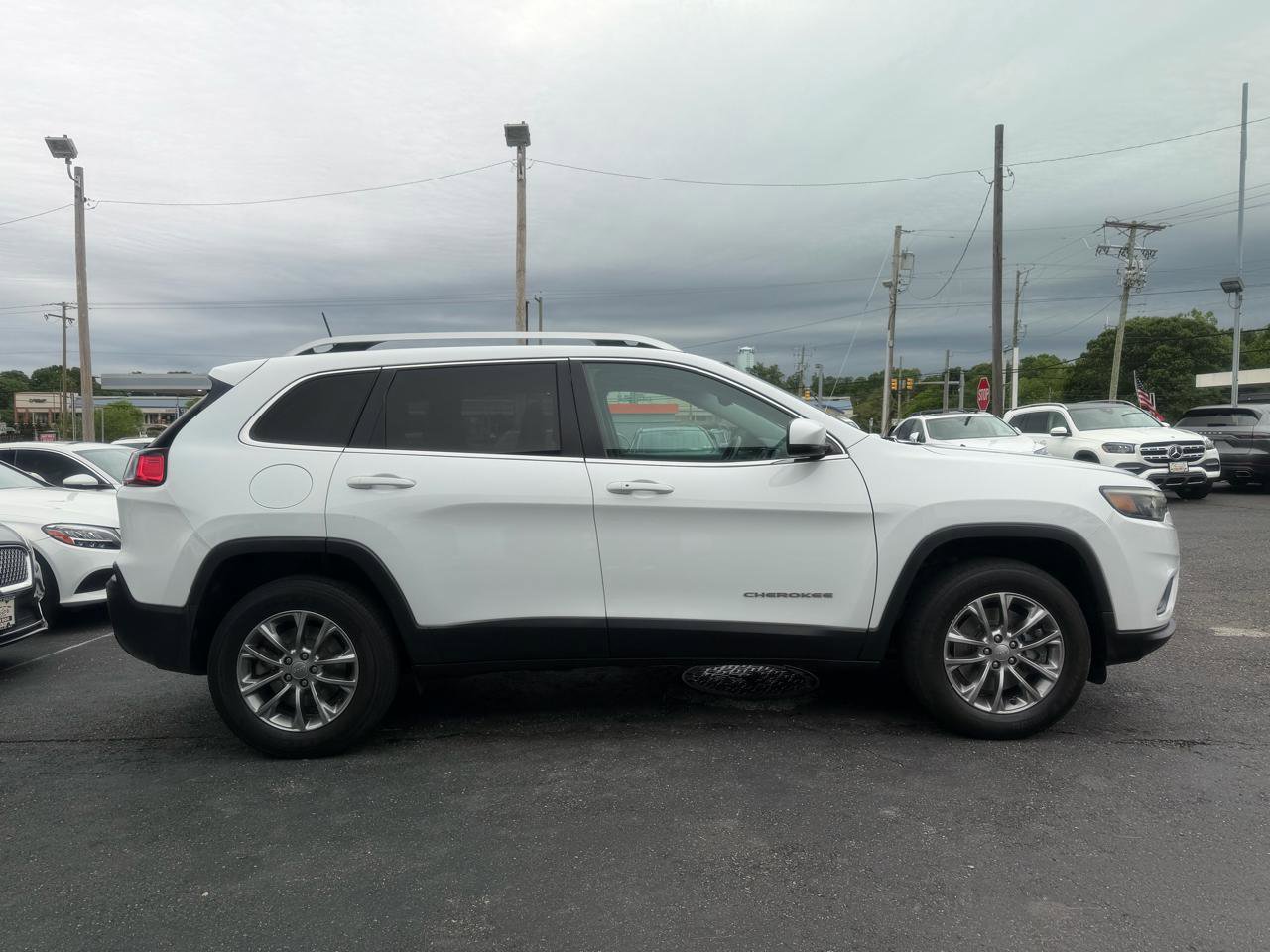 Used 2021 Jeep Cherokee Latitude Plus AWD/4WD image 4