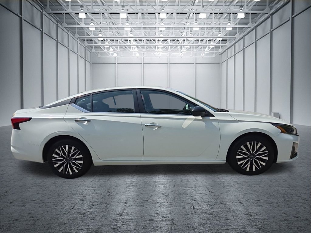 Used 2025 Nissan Altima 2.5 SV FWD image 10