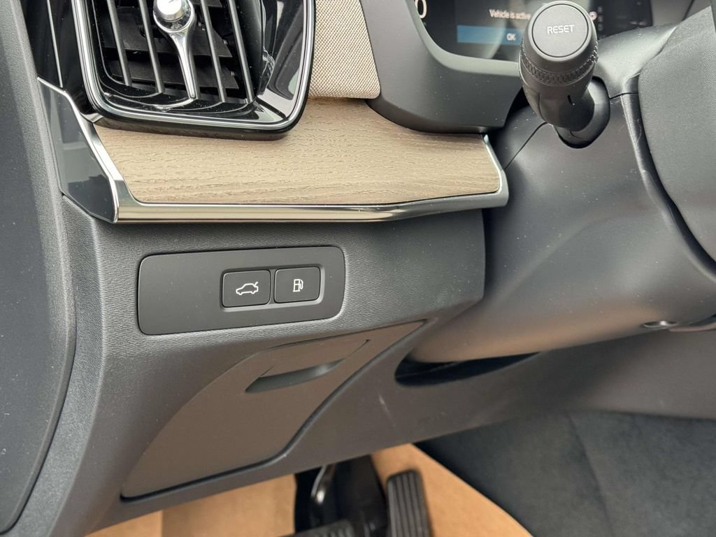 New 2026 Volvo XC90 T8 Plus w/ Protection Package Premier AWD/4WD image 8