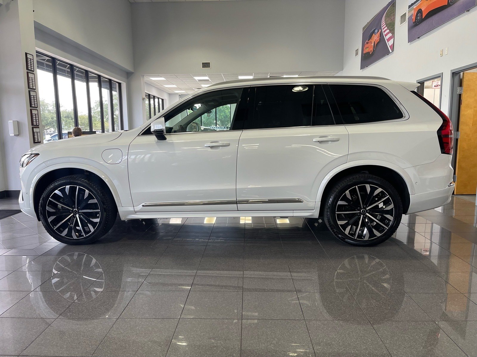 Used 2025 Volvo XC90 T8 Ultra w/ Protection Package Premier AWD/4WD image 2