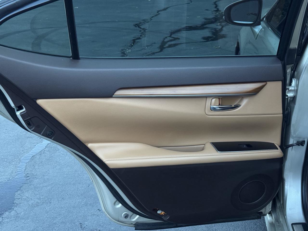 Used 2016 Lexus ES 350 w/ Luxury Package w/Wood Trim FWD image 14