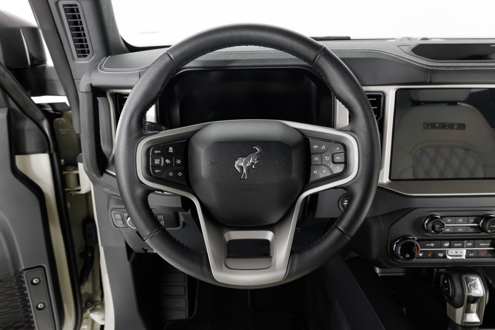 Used 2025 Ford Bronco Outer Banks AWD/4WD image 19