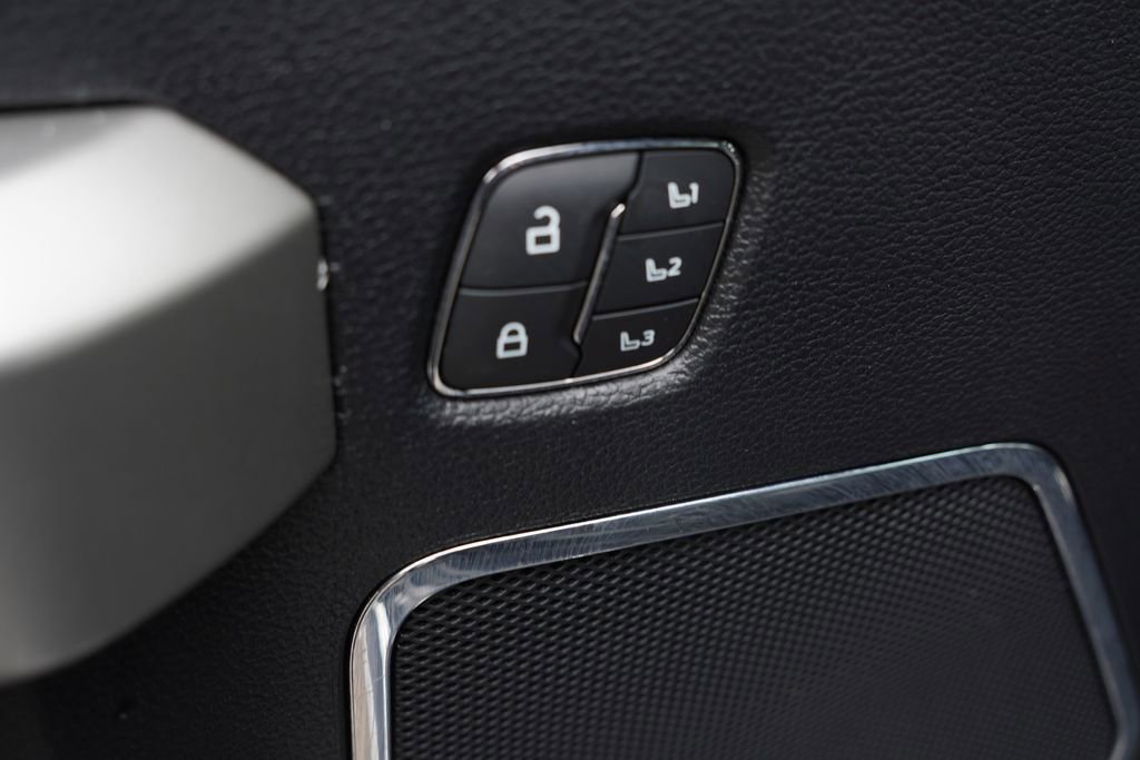 Used 2021 Ford F350 Lariat w/ Chrome Package image 22