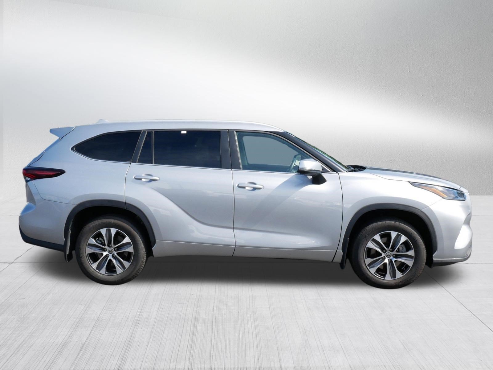 Used 2025 Toyota Highlander XLE AWD/4WD image 8