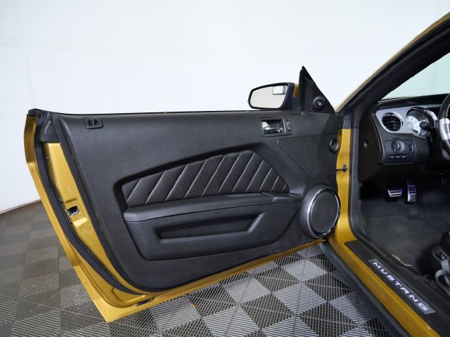 Used 2010 Ford Mustang Coupe RWD image 12