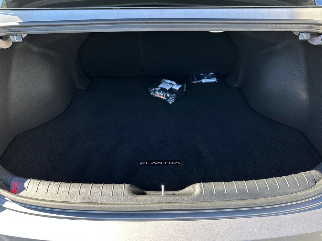 Certified 2025 Hyundai Elantra Limited FWD image 17