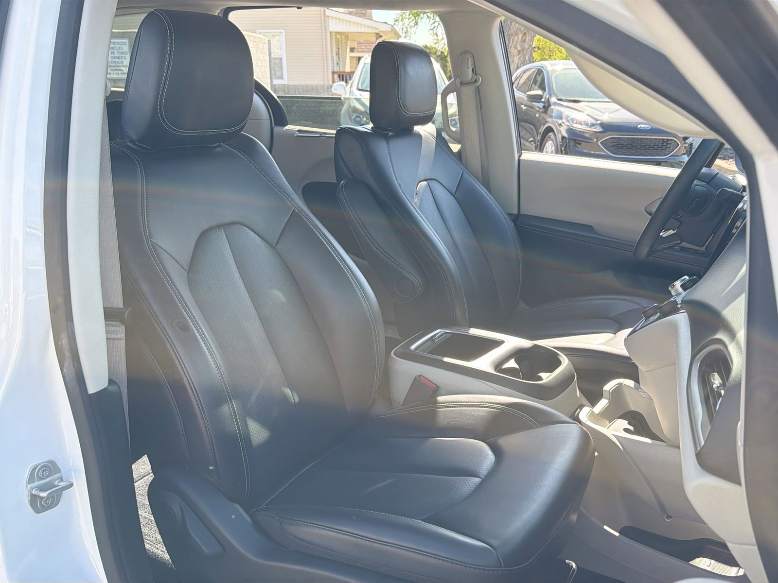 Used 2023 Chrysler Pacifica Touring-L FWD image 25