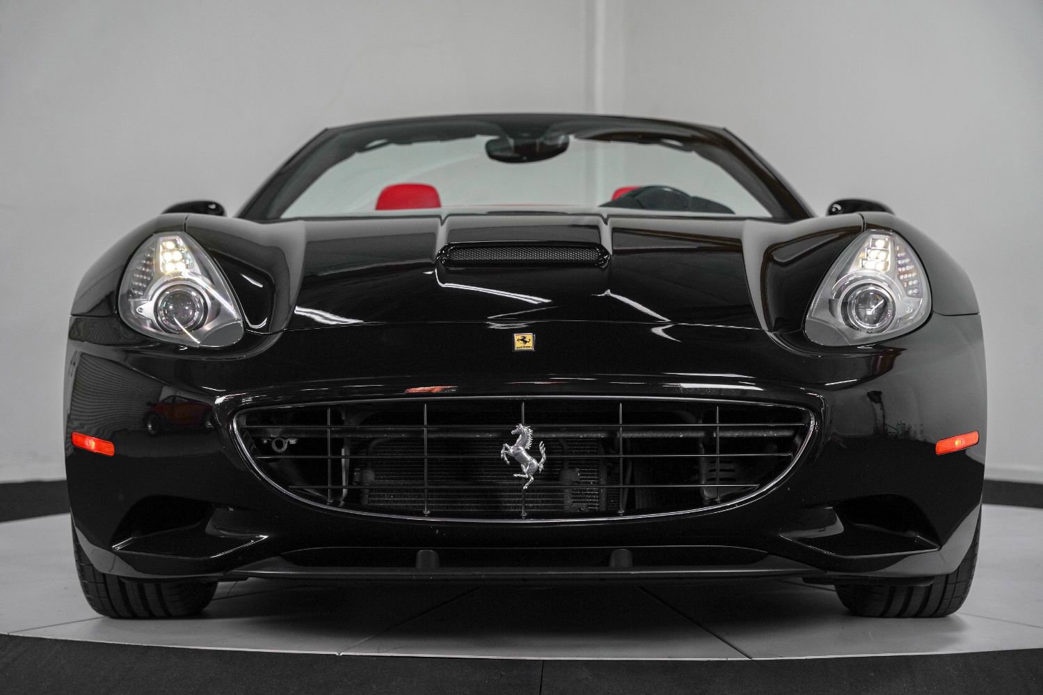 Used 2010 Ferrari California RWD image 18